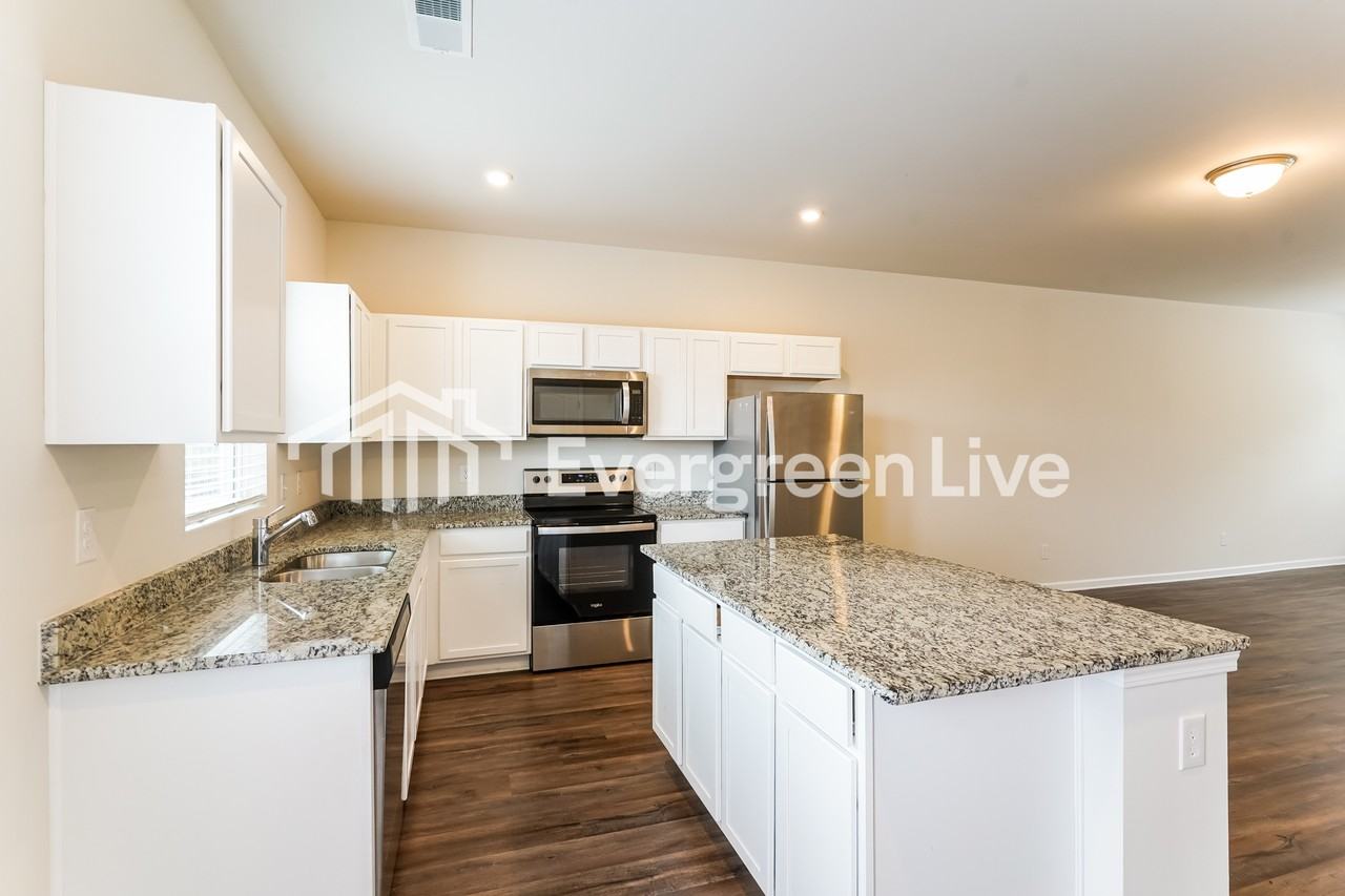 1004 Hamilton Crossing Sq - Photo 5 of 14