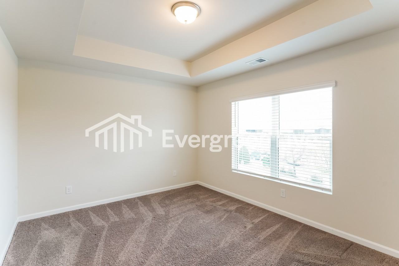 1004 Hamilton Crossing Sq - Photo 7 of 14