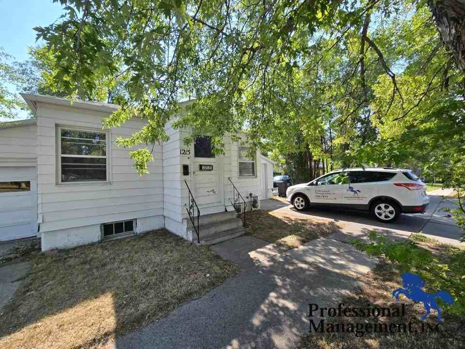 1215 8th St W