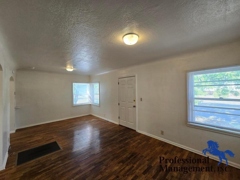 1215 8th St W - Photo 2 of 11