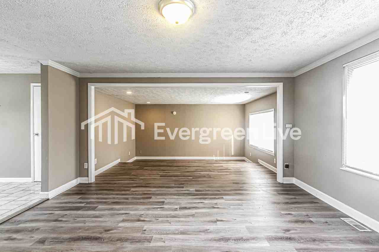 5520 Lunsford Dr - Photo 3 of 15