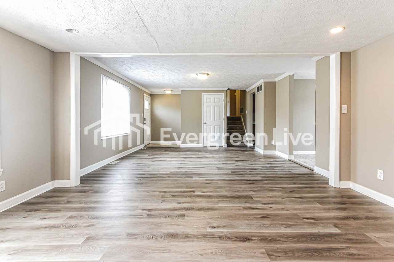 5520 Lunsford Dr - Photo 4 of 15