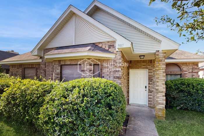 907 Walters Dr - Photo 3 of 32