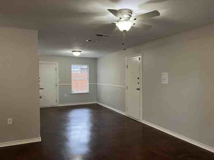 1007 Shaw St - Photo 3 of 35