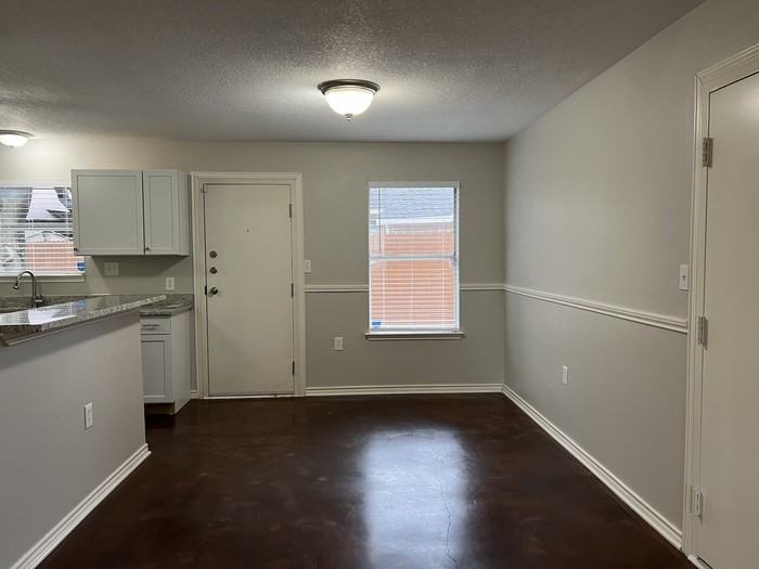 1007 Shaw St - Photo 5 of 35