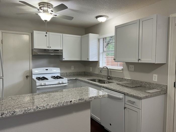 1007 Shaw St - Photo 6 of 35