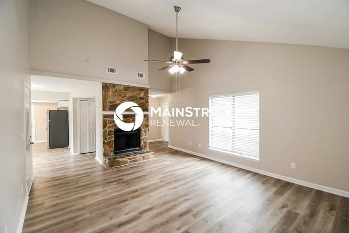 6472 Dickens Dr - Photo 4 of 17