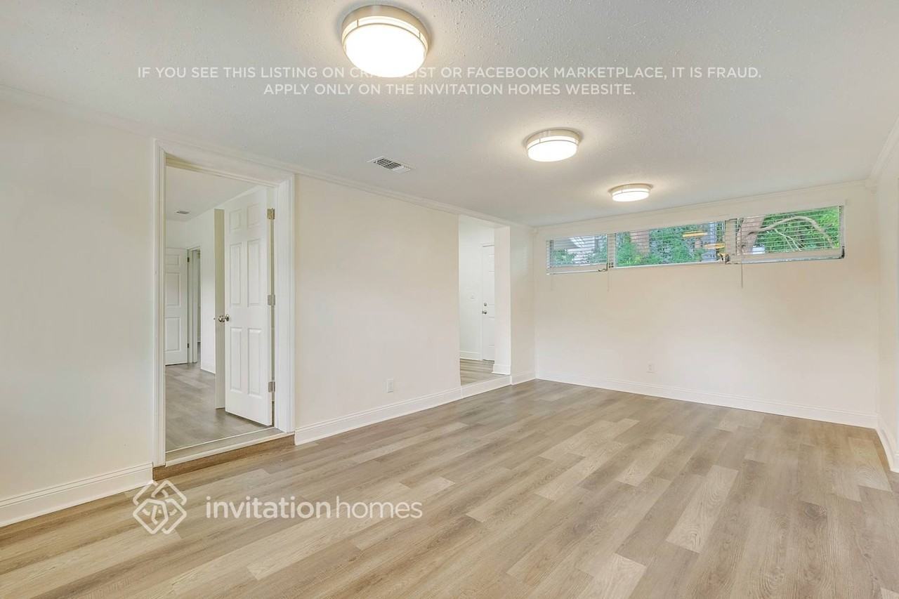 4595 Colonial Ave - Photo 4 of 26