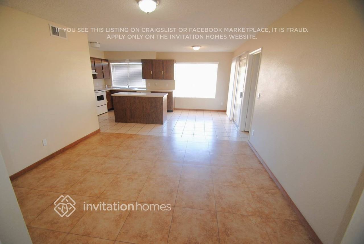 902 W Westchester Ave - Photo 3 of 11