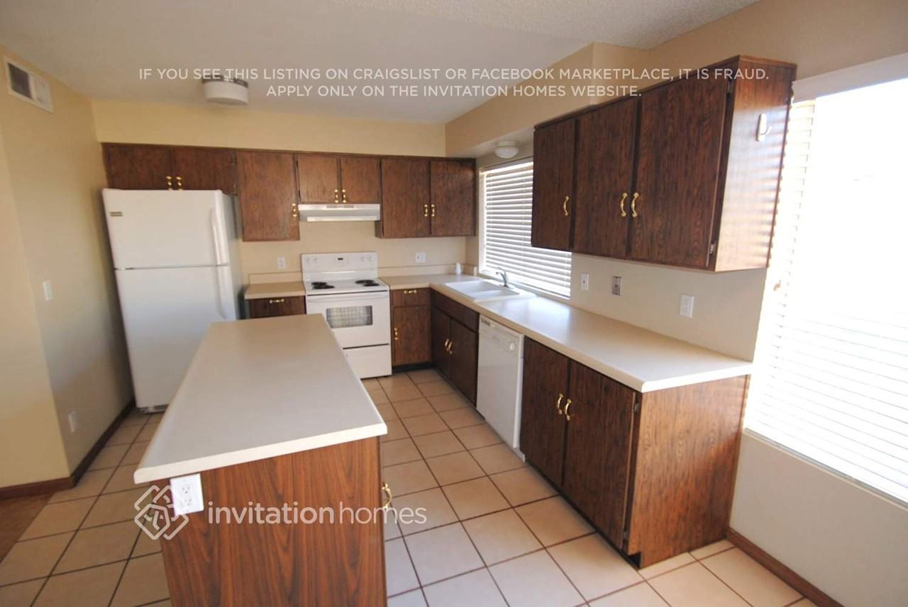 902 W Westchester Ave - Photo 4 of 11