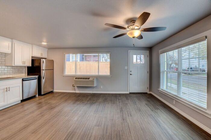 2431 E 10th St #05 - Photo 3 of 10