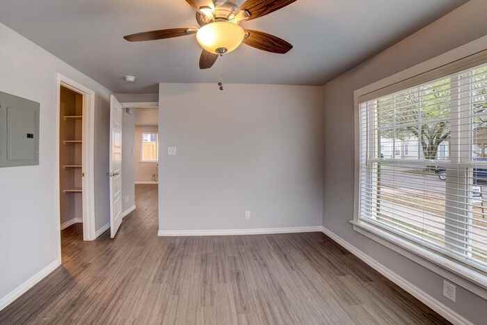 2431 E 10th St #05 - Photo 5 of 10