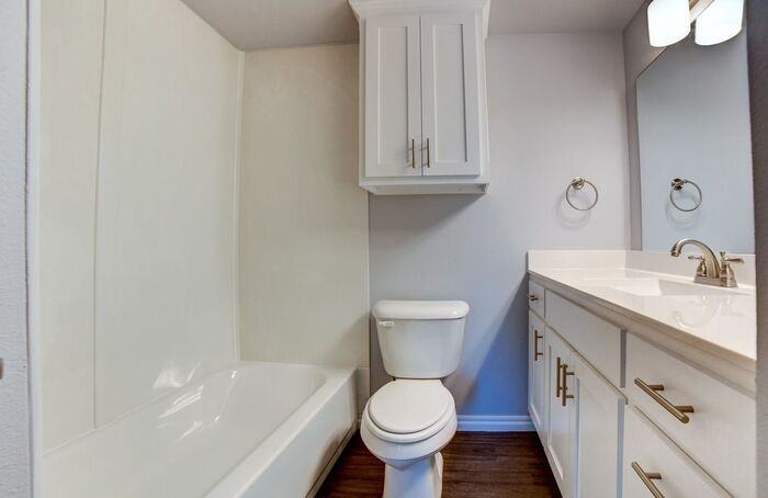 2431 E 10th St #05 - Photo 6 of 10