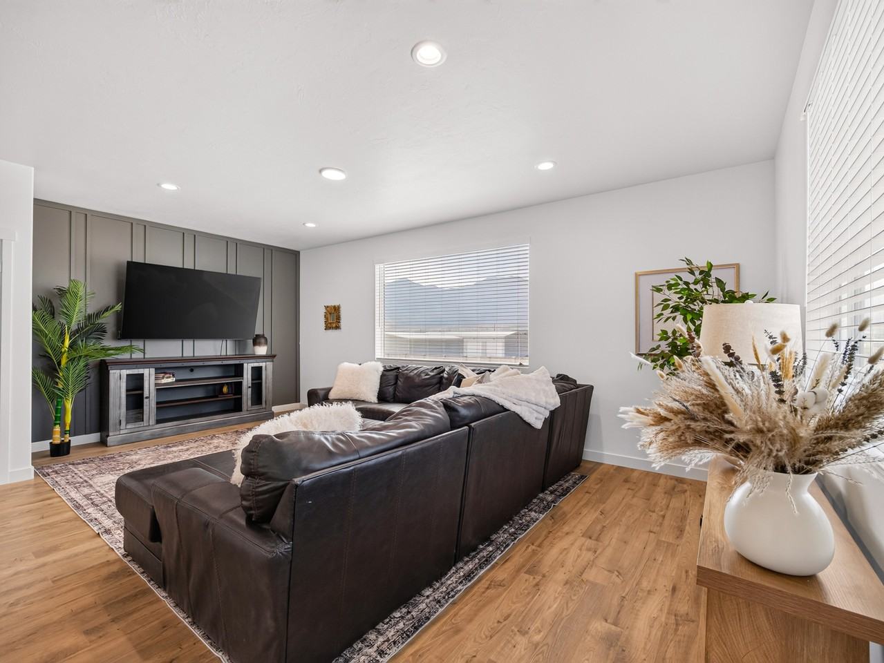 608 Wn - Photo 3 of 50