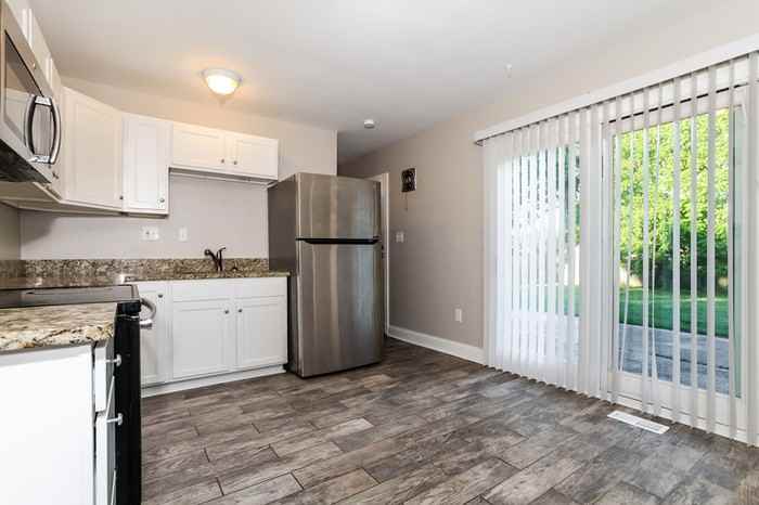 990 Sheffield Dr - Photo 4 of 10