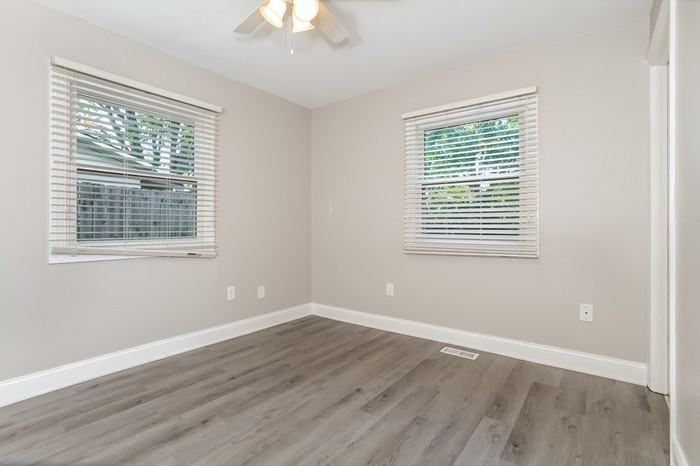 990 Sheffield Dr - Photo 5 of 10