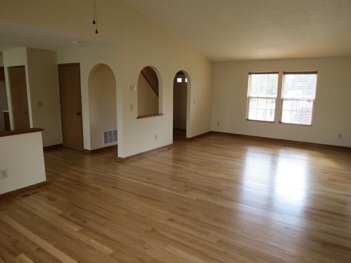 5451 Bentonhurst Ct - Photo 3 of 21