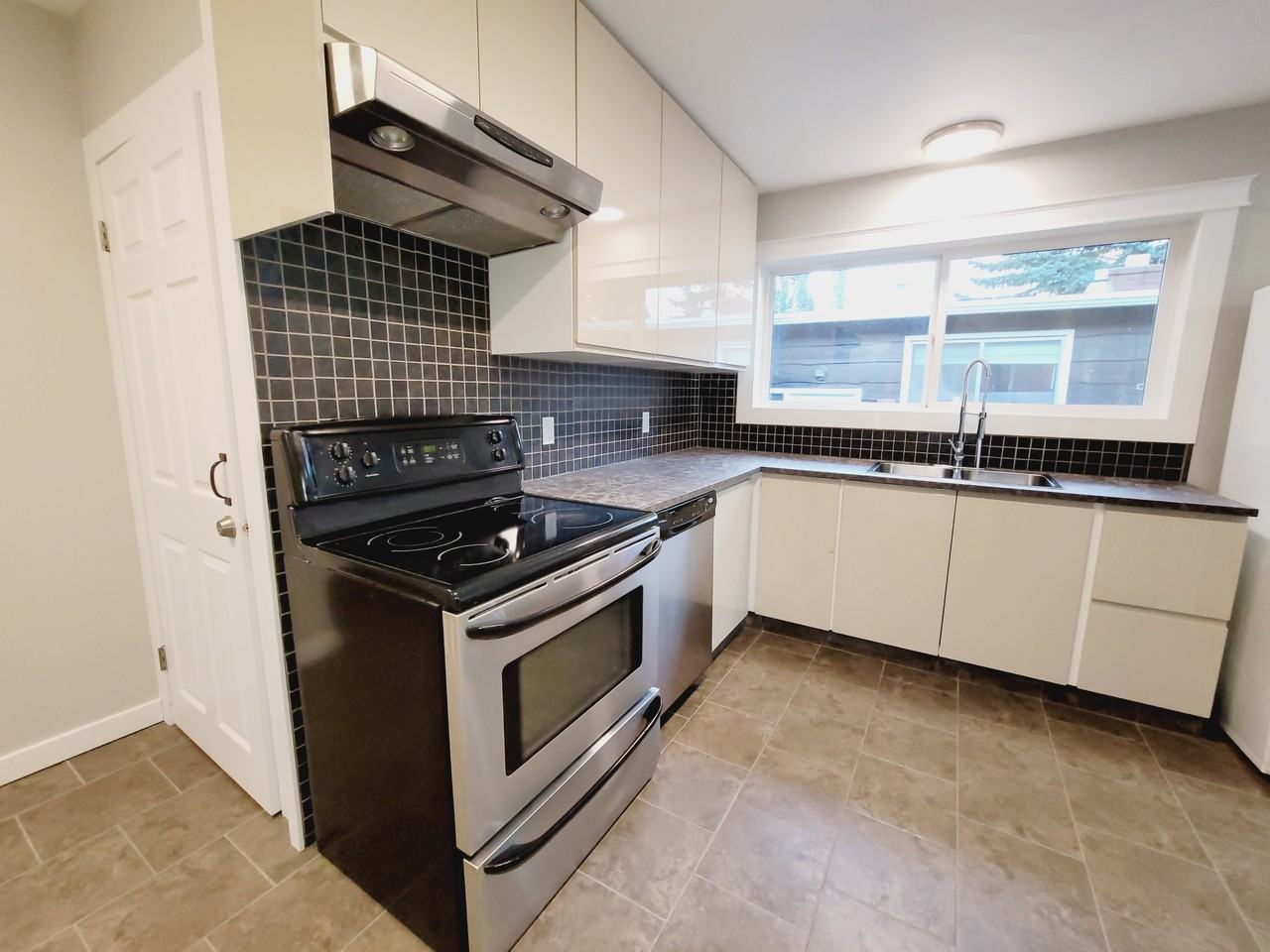 7412 83 Avenue NW - MAIN - Photo 2 of 11