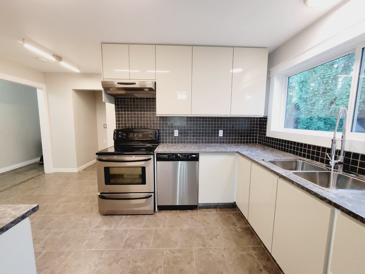 7412 83 Avenue NW - MAIN - Photo 3 of 11