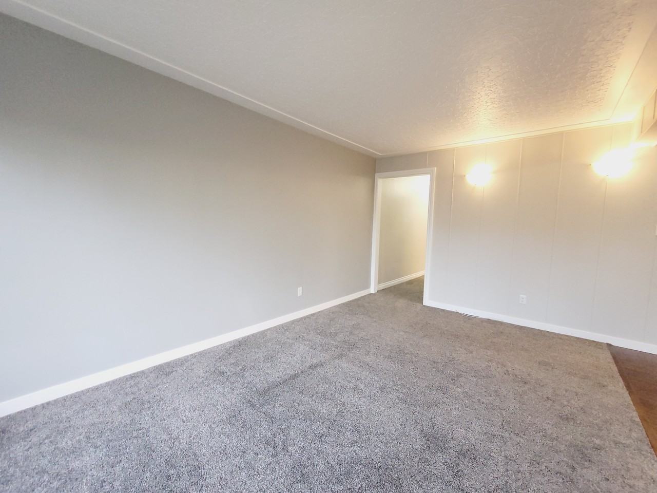 7412 83 Avenue NW - MAIN - Photo 5 of 11
