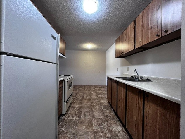 Spacious 2 Bedroom Unit in Quiet Innisfail Building!! - Photo 2 of 10