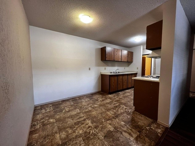 Spacious 2 Bedroom Unit in Quiet Innisfail Building!! - Photo 3 of 10