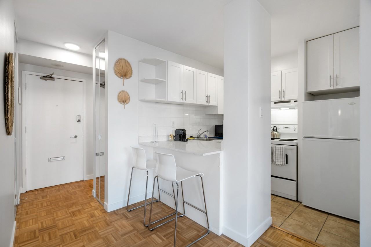 1033 Haro St - Photo 5 of 9