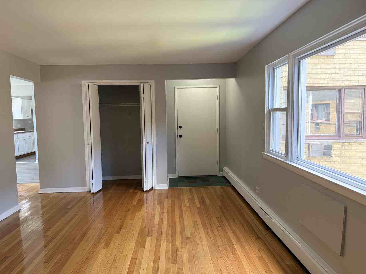 7824 S South Shore Dr Apt 2c #7824-2C - Photo 3 of 27