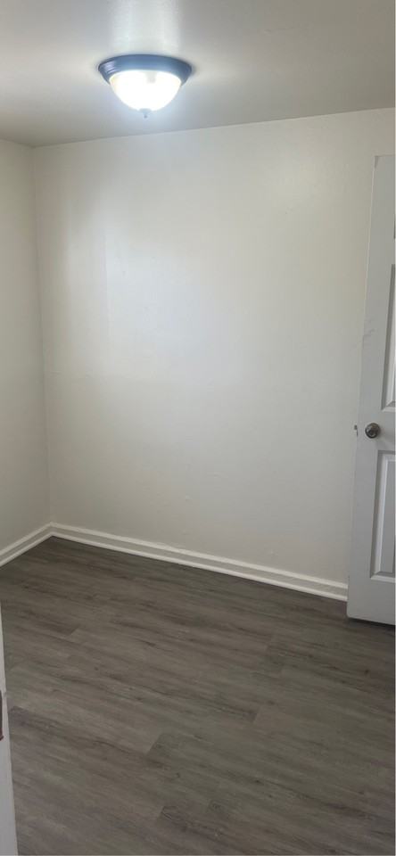 902 S Jackson St - Photo 3 of 8