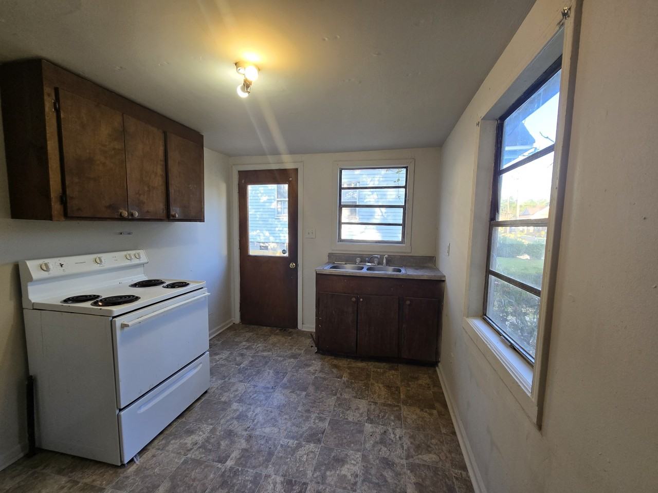 666 Gilliam Ave #1 - Photo 4 of 10