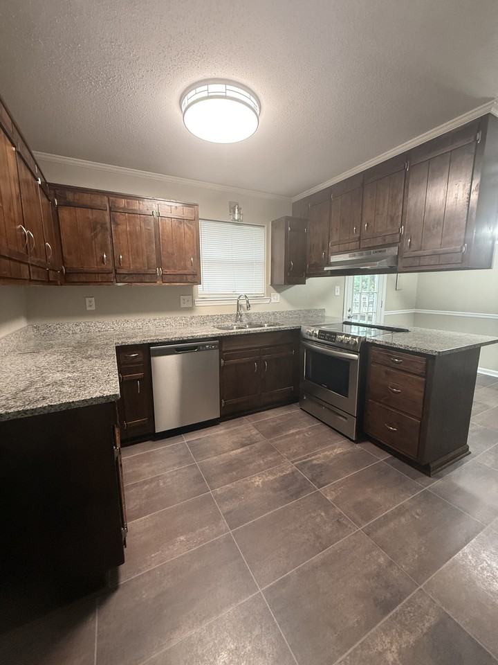 910 Georgia Cir Nw #1 - Photo 6 of 10