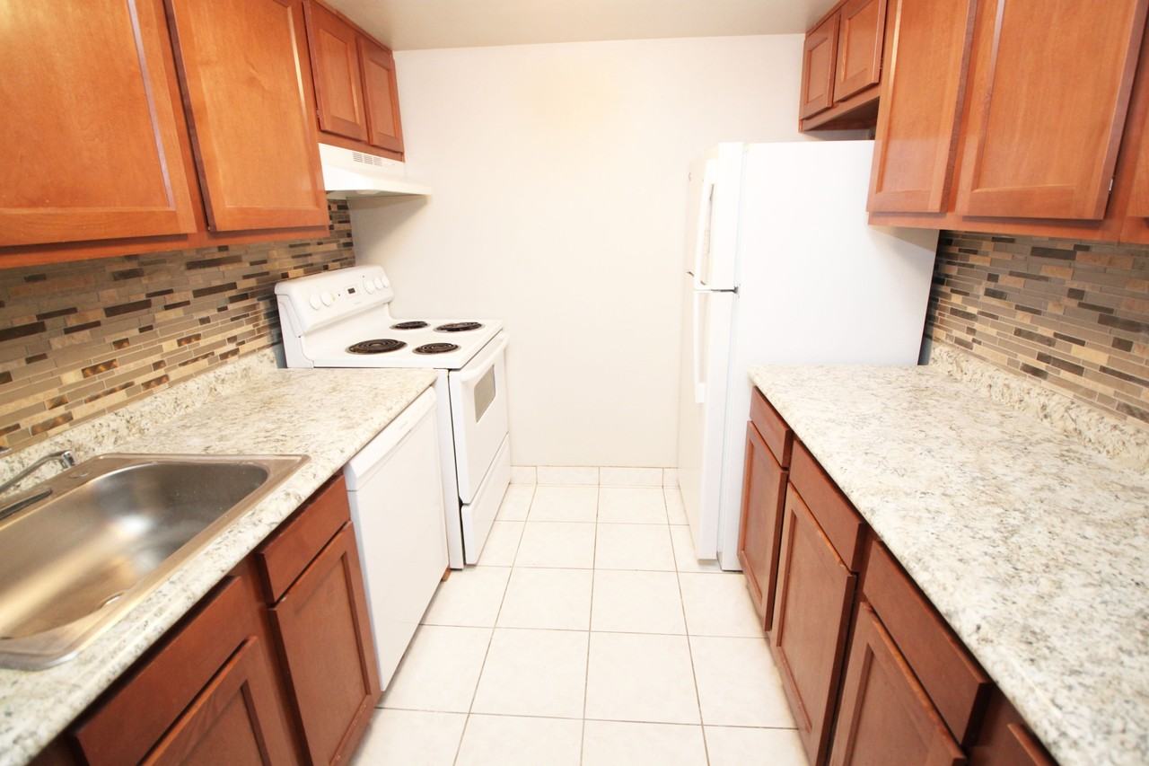 527  MONROE AVEAPT 103 #103 - Photo 4 of 10