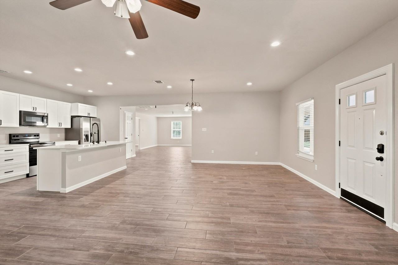 1452 Lakeview Dr #1 - Photo 6 of 27
