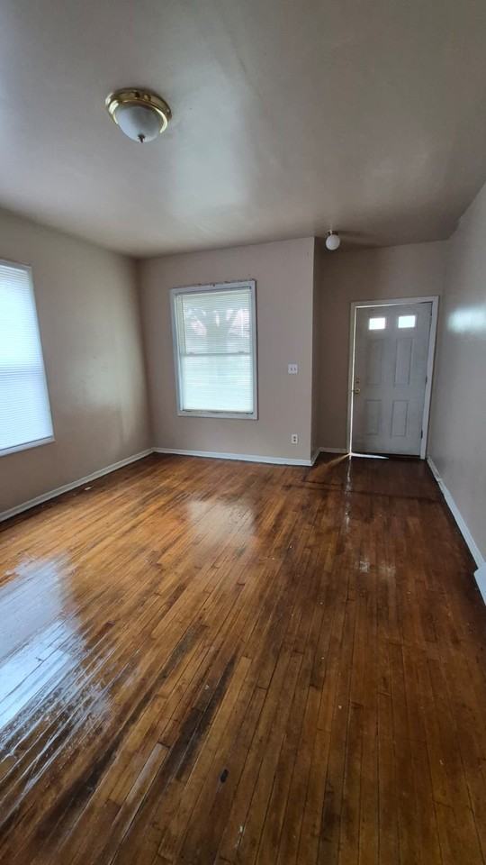 3834 N Port Washington Rd Lowr - Photo 3 of 21
