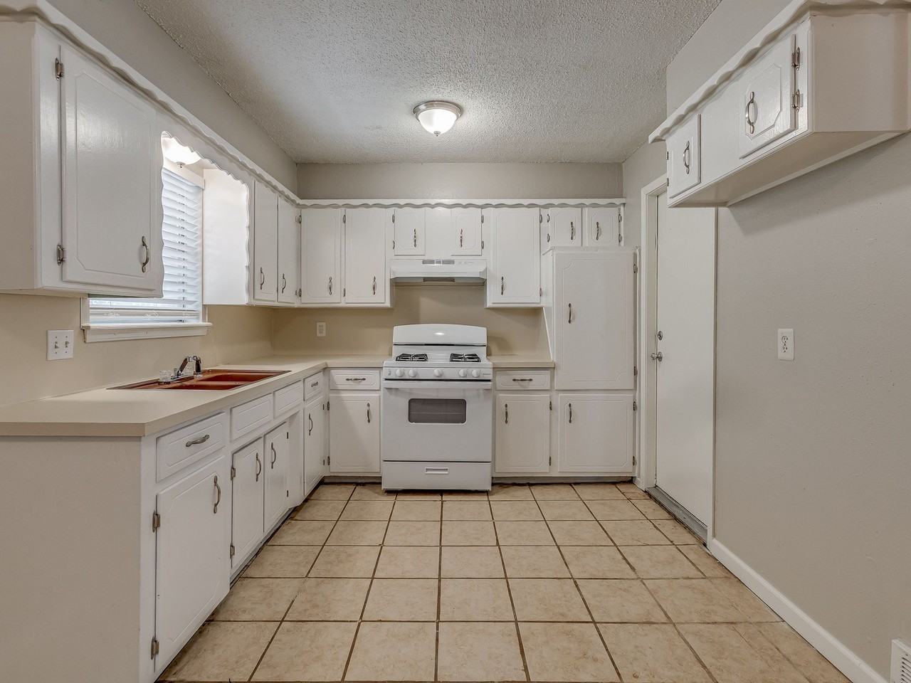 3320 Hampton Dr #1 - Photo 4 of 10