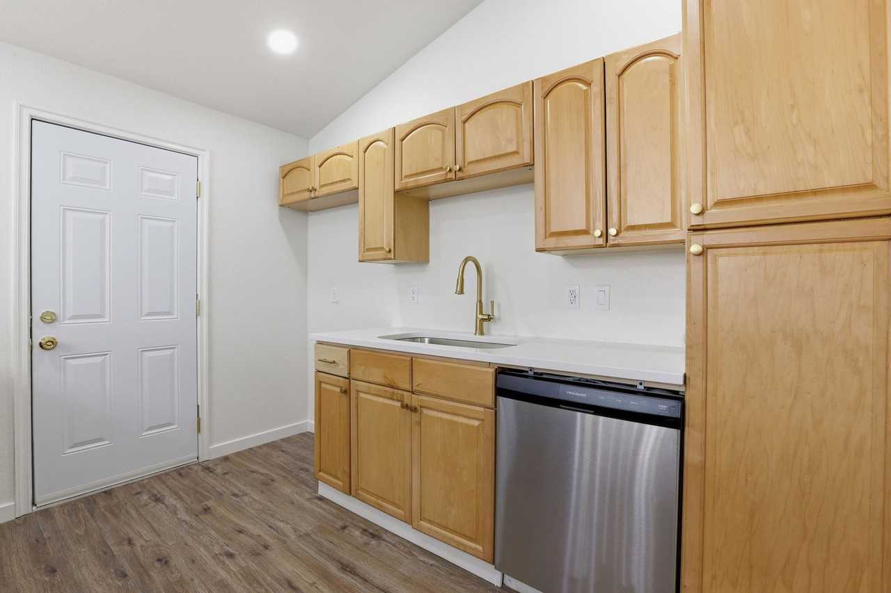 1525 Ne 8th St #1 - Photo 7 of 19