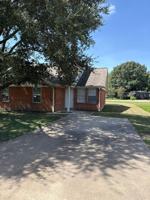featured image of 211 Hunters Ln