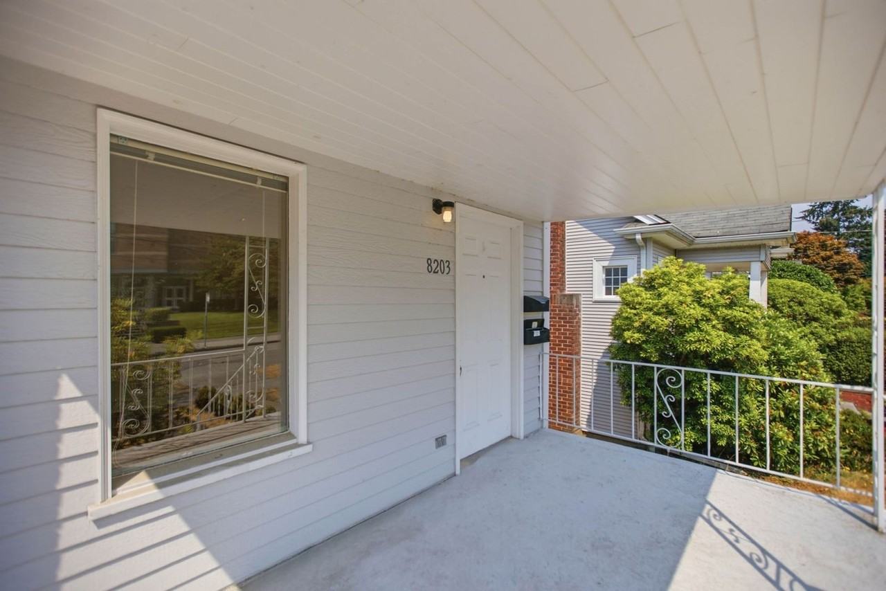 8203 Wallingford Ave N - Photo 4 of 50