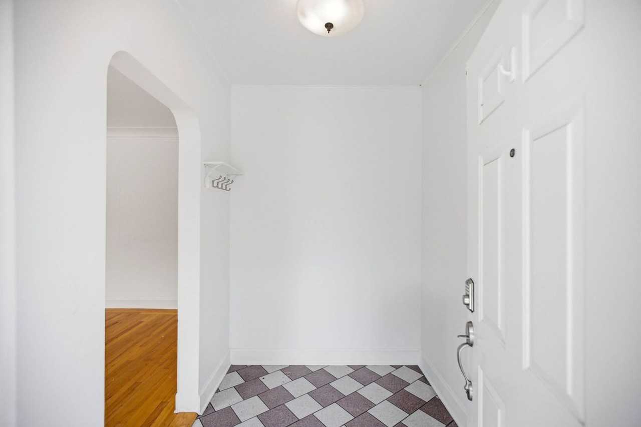 8203 Wallingford Ave N - Photo 5 of 50