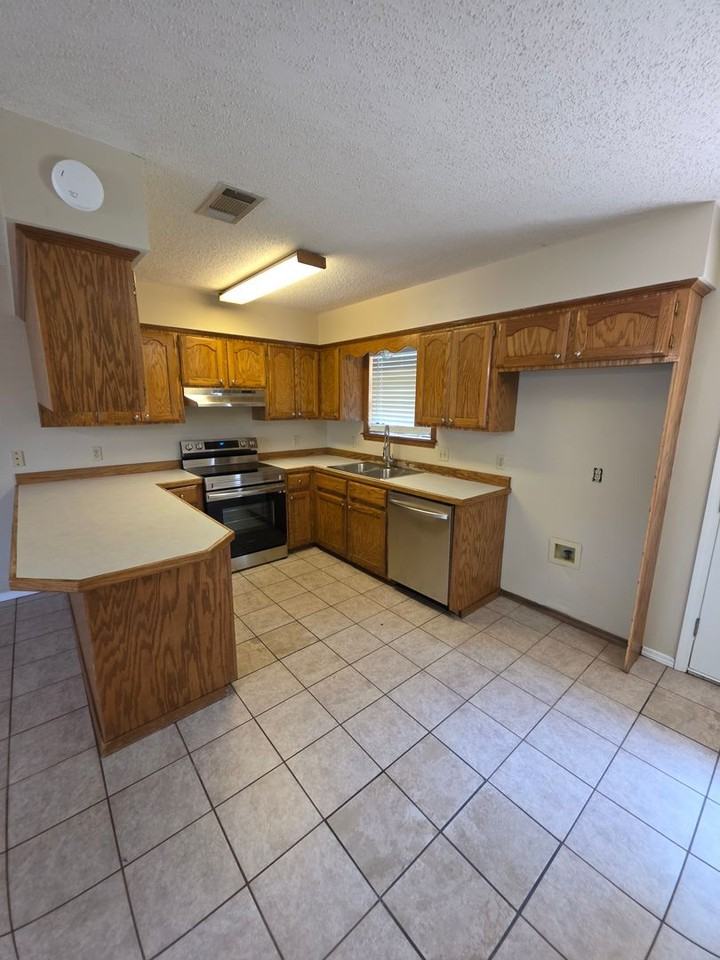 1508 E L St - Photo 3 of 21