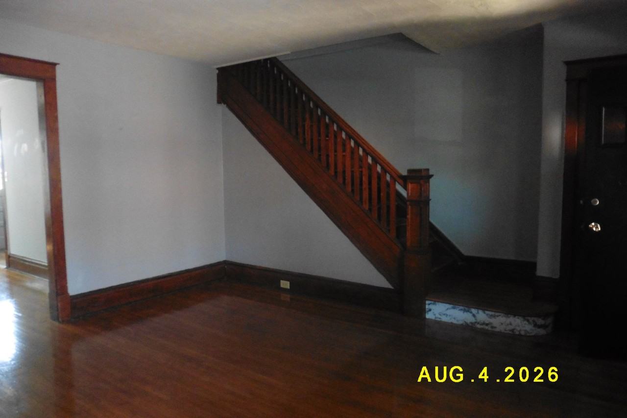 1527 Catherine St - Photo 2 of 12