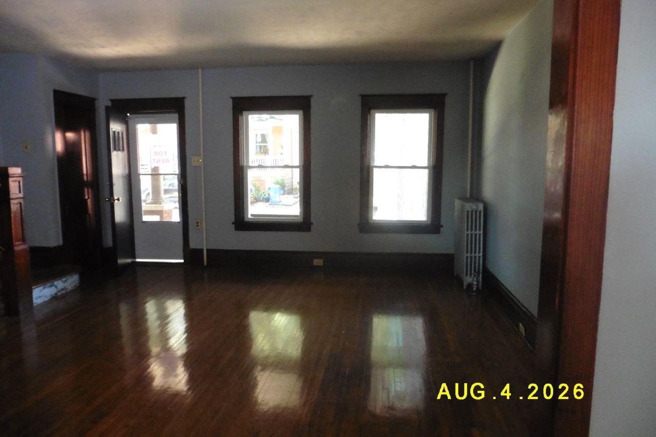 1527 Catherine St - Photo 3 of 12