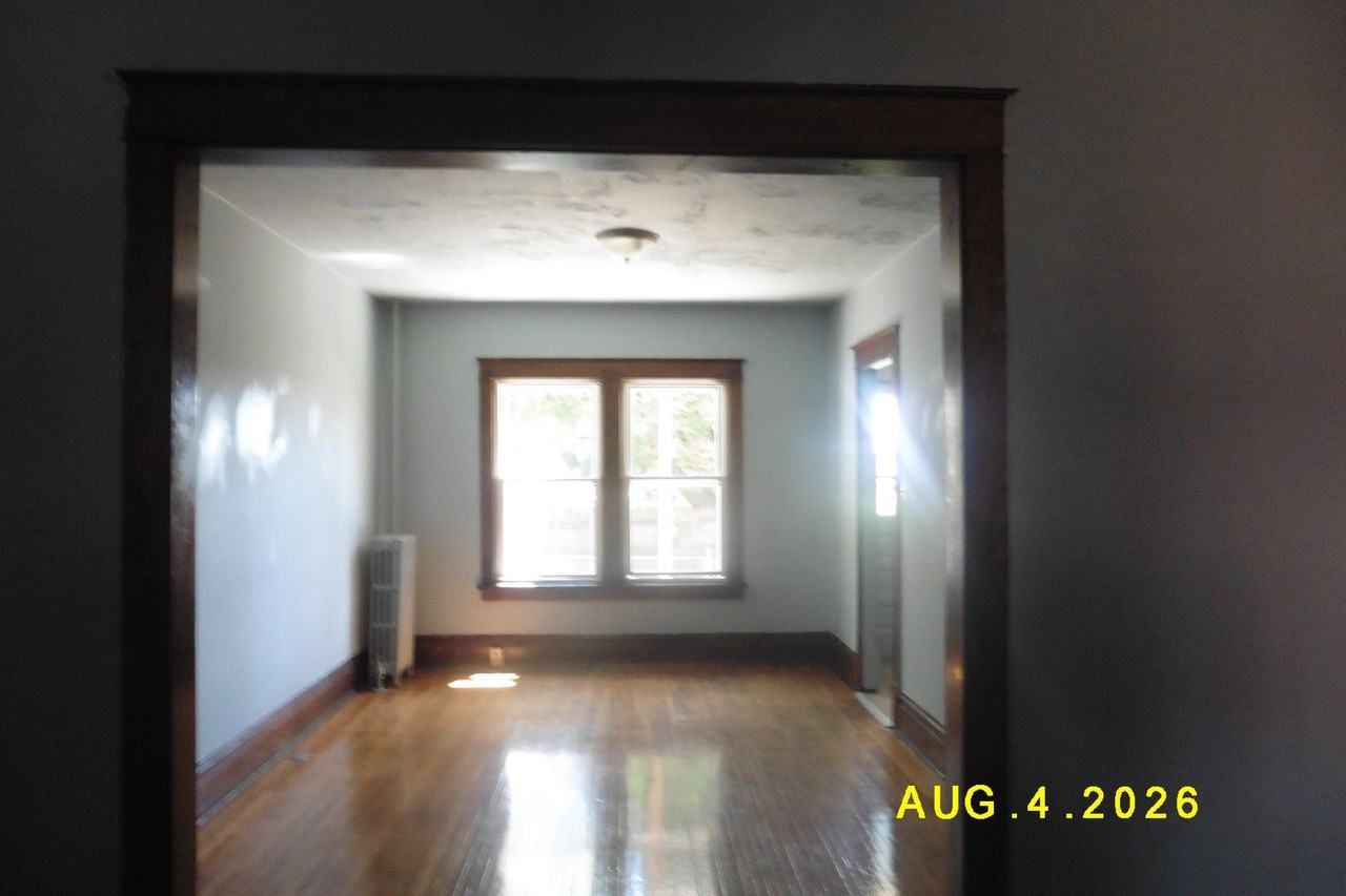 1527 Catherine St - Photo 4 of 12