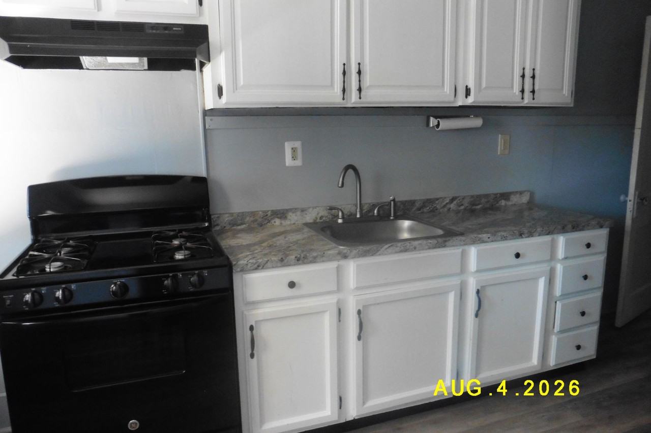 1527 Catherine St - Photo 5 of 12