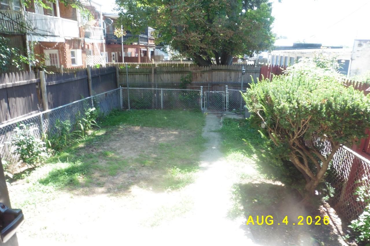 1527 Catherine St - Photo 6 of 12