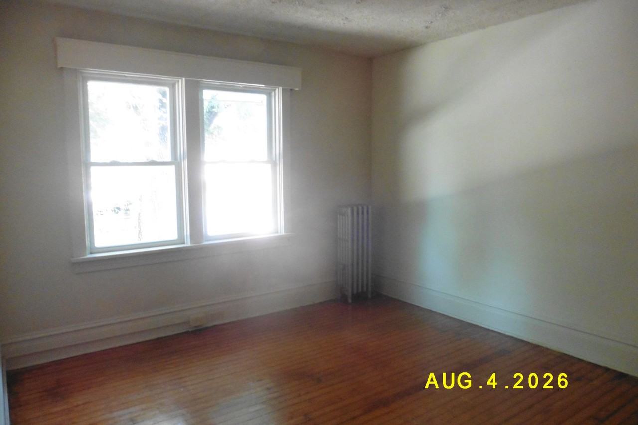 1527 Catherine St - Photo 7 of 12