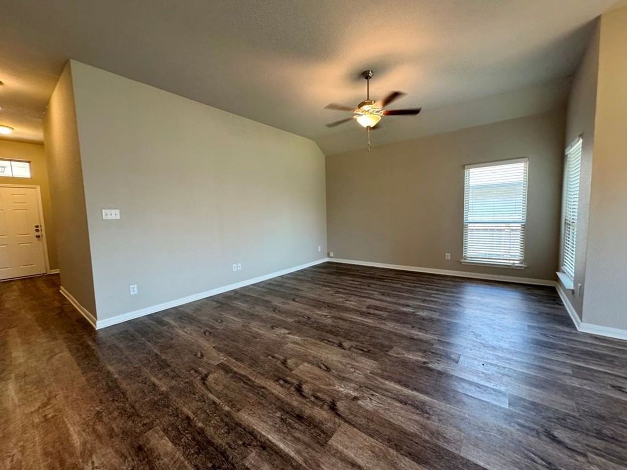 1908 Delano Dr - Photo 5 of 37