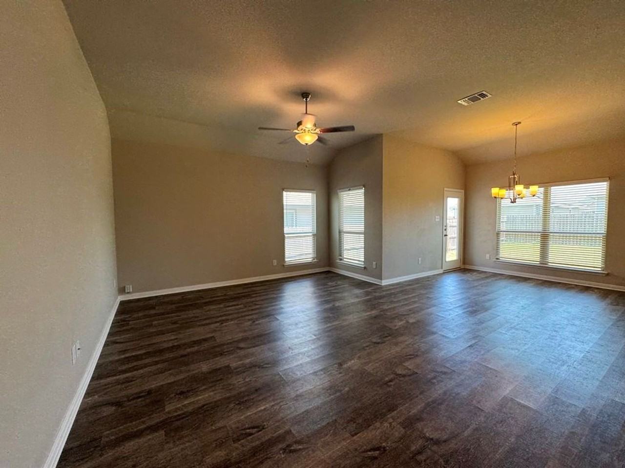 1908 Delano Dr - Photo 7 of 37