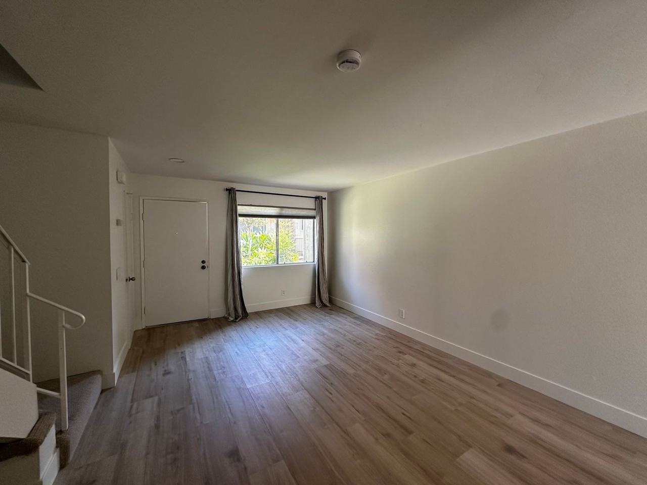 637 Beverly Pl - Photo 2 of 15
