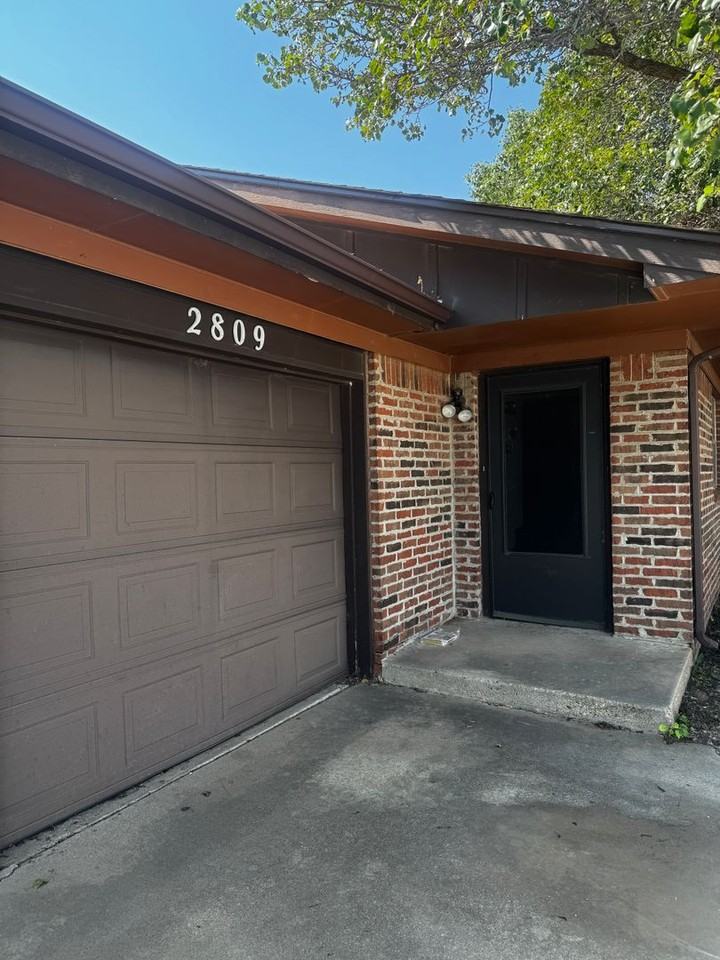 2809 Lawton Dr - Photo 2 of 15